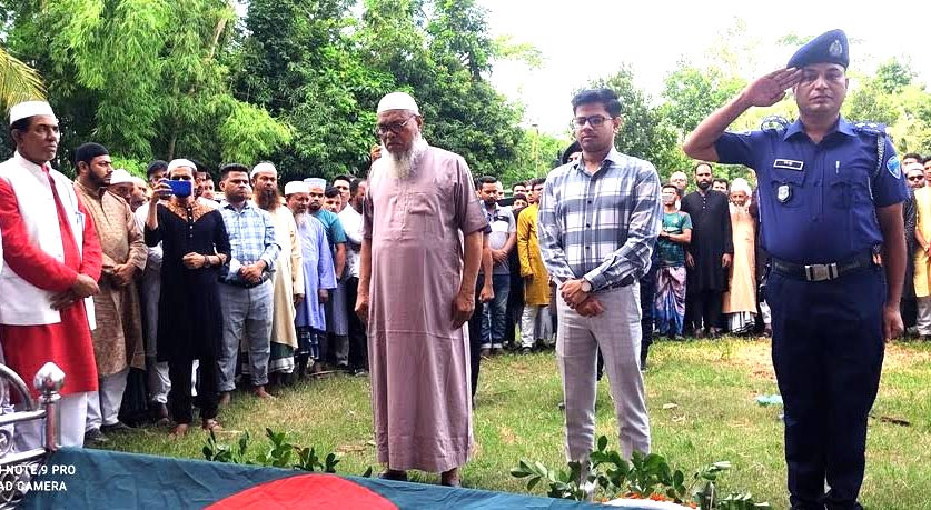 কচুয়ায় বীর মুক্তিযোদ্ধা আব্দুর রাজ্জাককে রাষ্ট্রীয় মর্যাদায় দাফন সম্পন্ন